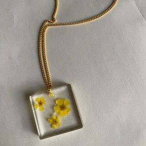 Hand made resin gold plates yellow flower necklace
